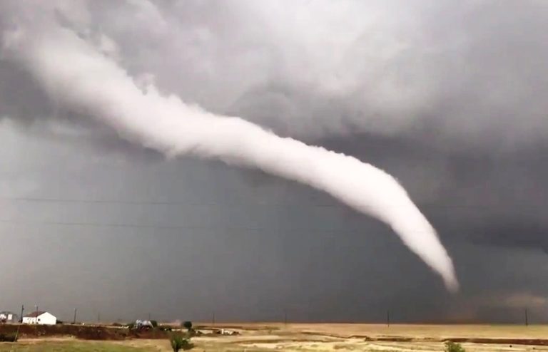 अमेरिकामा हिम आँधीको वितण्डा