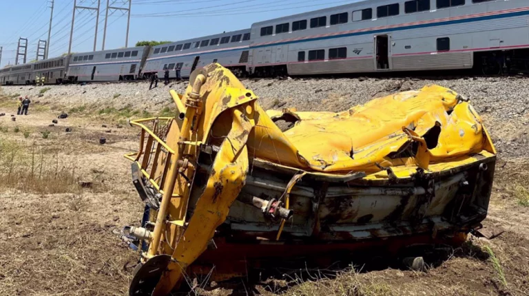 अमेरिकाको लसएञ्जलसमा ट्यांकरसँग रेल ठोक्किंदा डेढ दर्जन घाइते