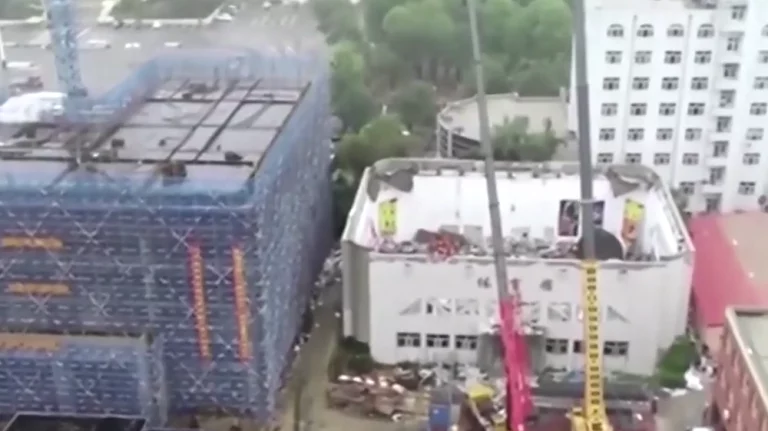 चीनमा एक विद्यालयको व्यायामशालाको छाना भत्किँदा ११ जनाको मृत्यु