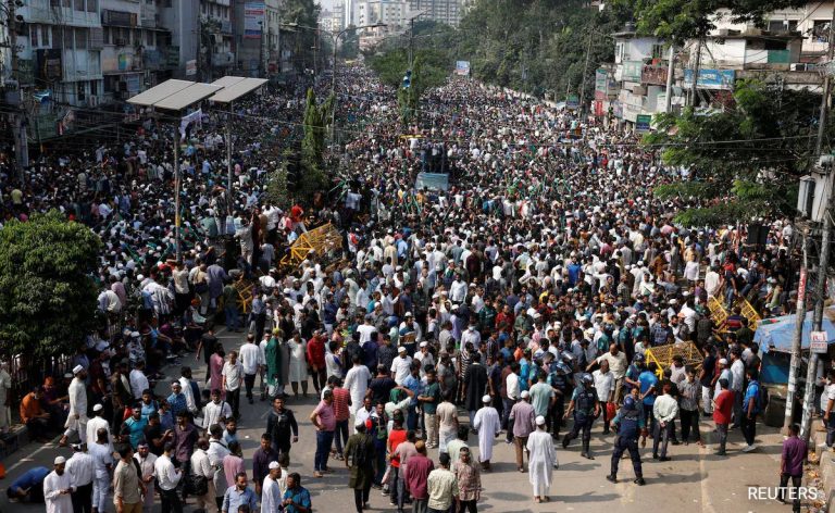 बङ्लादेशमा न्यूनतम आधारभूत तलबको माग गरी दशौँ हजार श्रमिक आन्दोलनमा