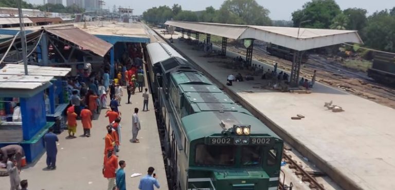 रमजानको समयमा लुटपाटको प्रतिरोध गर्दा पाकिस्तानकाे कराँचीमा १९ जनाकाे ज्यान गयाे